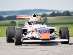 Pilotem formule na letišti Kámen