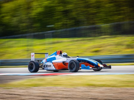 Pilotem formule na okruhu