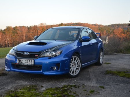 Jízda v Subaru na závodním okruhu