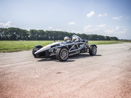 Extrémní Ariel Atom na letišti