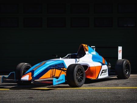 Pilotem formule na letišti