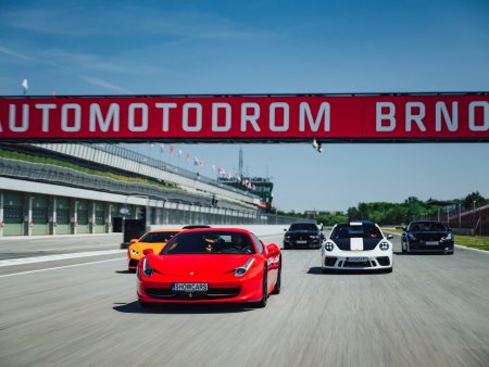 Sportovním autem na Masarykově okruhu