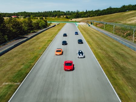 Sportovním autem na mosteckém závodním okruhu