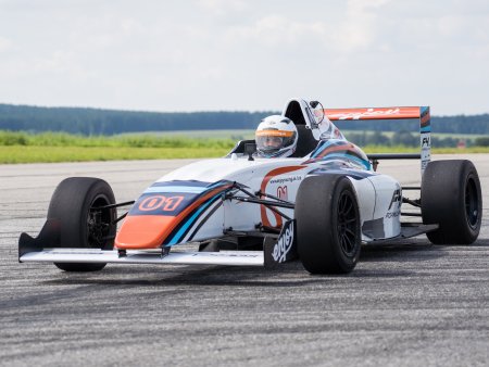 Pilotem formule na letišti Kámen